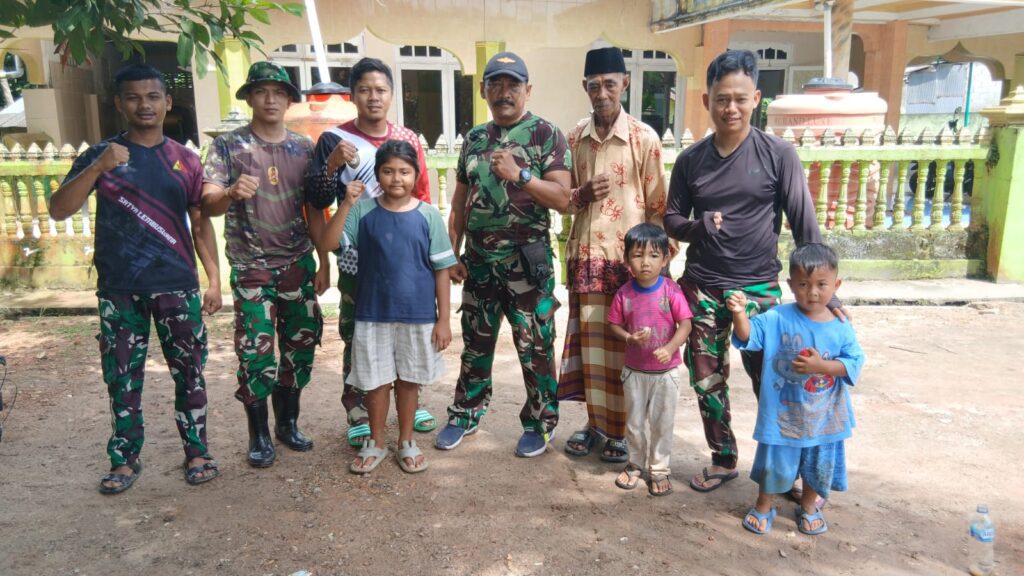 Melepas Rindu pada Keluarga, Serdadu TMMD ke 123 Kodim 0905/BPP Bercanda Ria dengan Warga Setempat