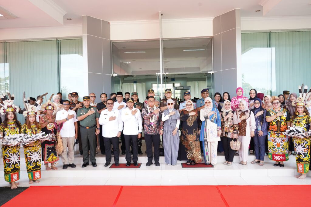 Tarian Dayak Sambut Kapolda Kaltim di Bandara SAMS Sepinggan Balikpapan