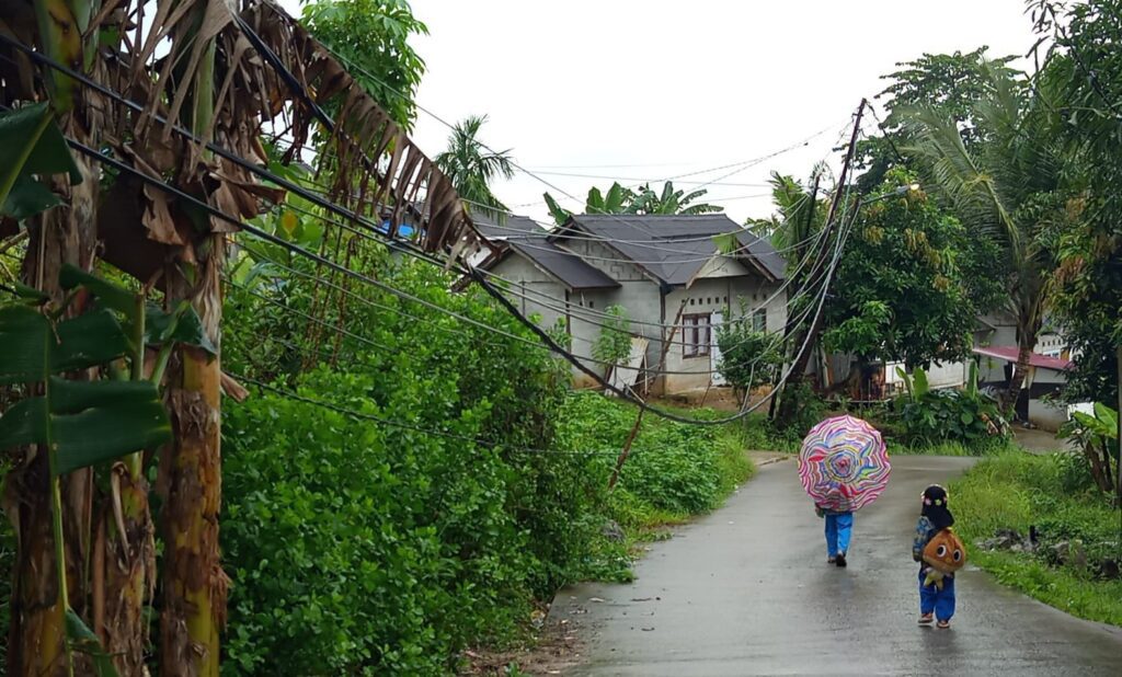 Warga Perumahan Pondok Bukit Lestari Sepinggan Cemaskan Kabel Listrik yang hampir menyentuh Bumi