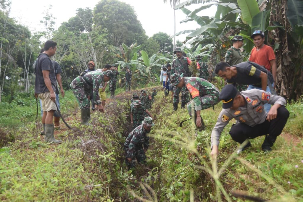 Libatkan Polisi dan Masyarakat, Kodim 1002/HST Bersihkan Sungai Lunjuk, Sambut HUT Ke-67 Kodam VI/Mlw