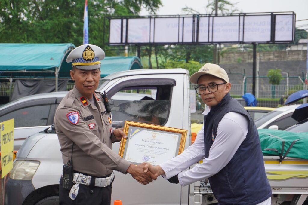 Satlantas Polresta Balikpapan Terima Piagam Penghargaan Partisipasi Uji Emisi Kendaraan Bermotor 2025 dari Walikota Balikpapan