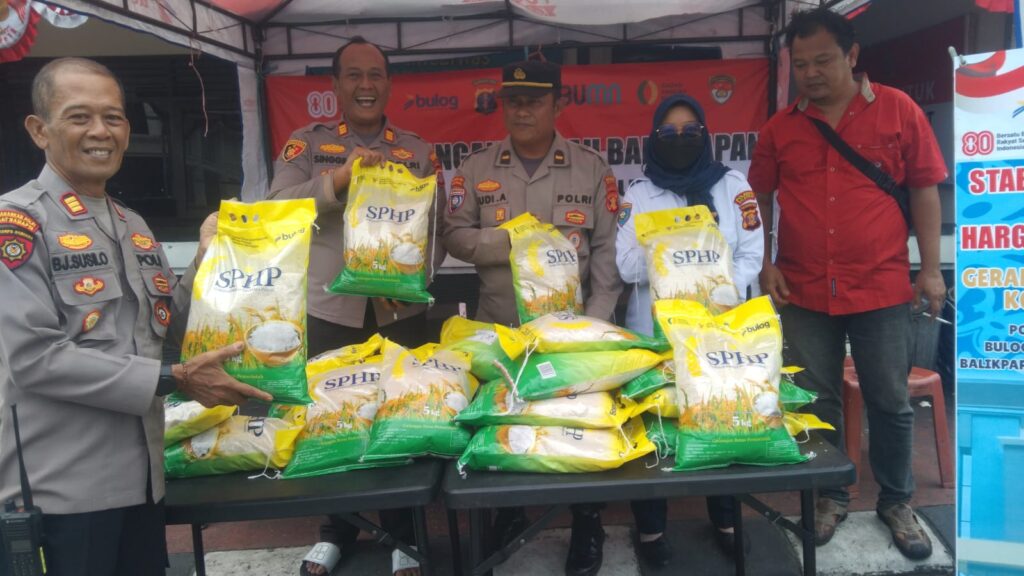 Dukung SPHP, Polresta Balikpapan Bagikan 132 Paket Beras Murah Untuk Warga Manggar